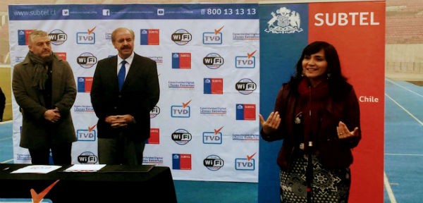 Ministra Paola Tapias en el Estadio Nacional presentando convenio entre TVN y Arcatel para transmitir la Copa Confederaciones en Alta Definición