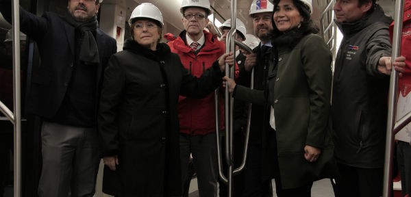 Presidenta Michelle Bachelet junto a ministros Paola Tapia y Alberto Undurraga, además del presidente de Metro Rodrigo Azócar, dentro del un vagón de la línea 6 de Metro