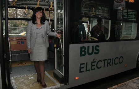 Ministra Paola Tapia saliendo desde la puerta del medio de un bus eléctrico