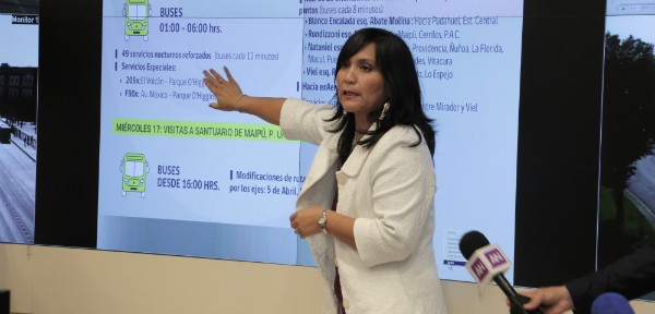 Ministra Paola Tapia exponiendo el plan especial de transportes
