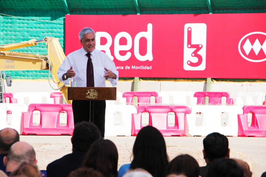Presidente Piñera dando discurso sobre extensión de L3
