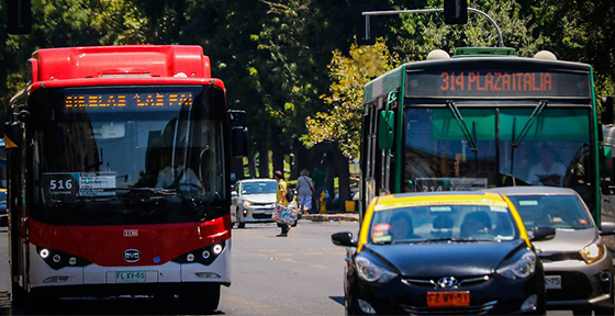 Buses del sistema de transporte en la Región Metropolitana operarán hasta las 22 horas y los de apoyo a Metro hasta las 23:30.