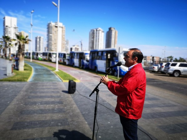 Ministro (s) Domínguez en la entrega de nuevos buses