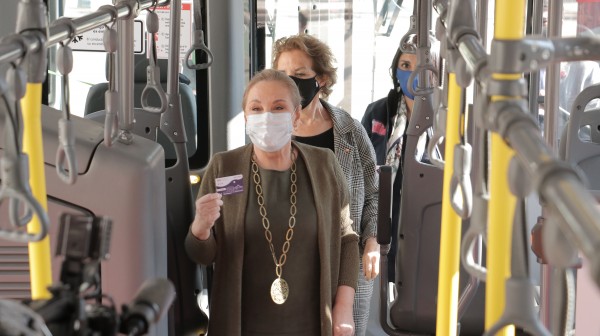 Primera Dama junto a Ministras recorriendo uno de los nuevos buses estándar Red