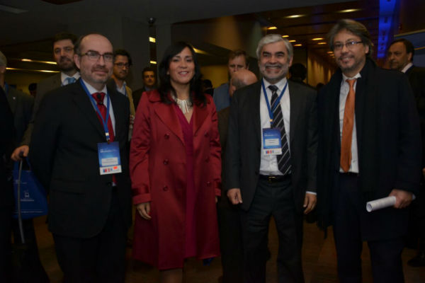 Posando Secretario Técnico de Estrategia y Planificación, Eric Martin, Ministra Paola Tapia; Carlos Álvarez, Director de Invest Chile; y el Director de Transporte Público, Guillermo Muñoz