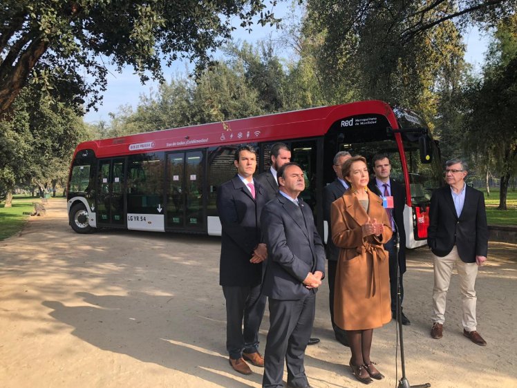 Autoridades presentan nuevo bus piloto