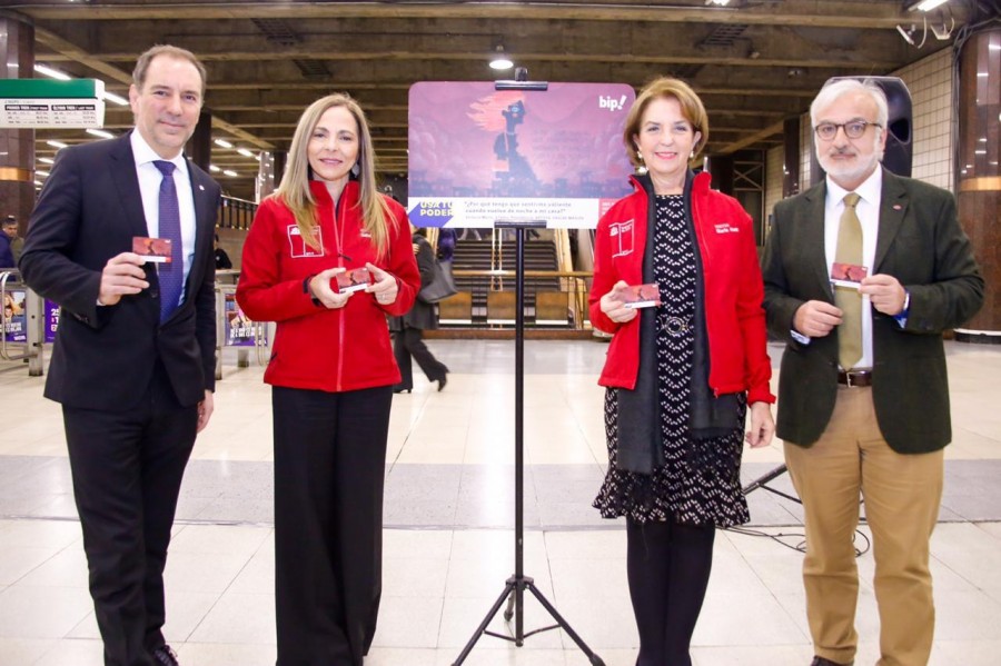 Autoridades muestran nueva tarjeta bip!