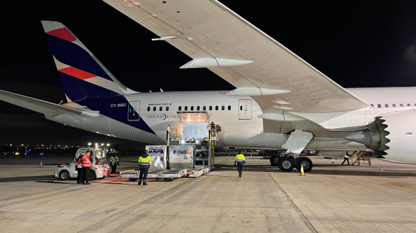 Avión Latam que trajo nuevas vacunas Pfizer a Chile